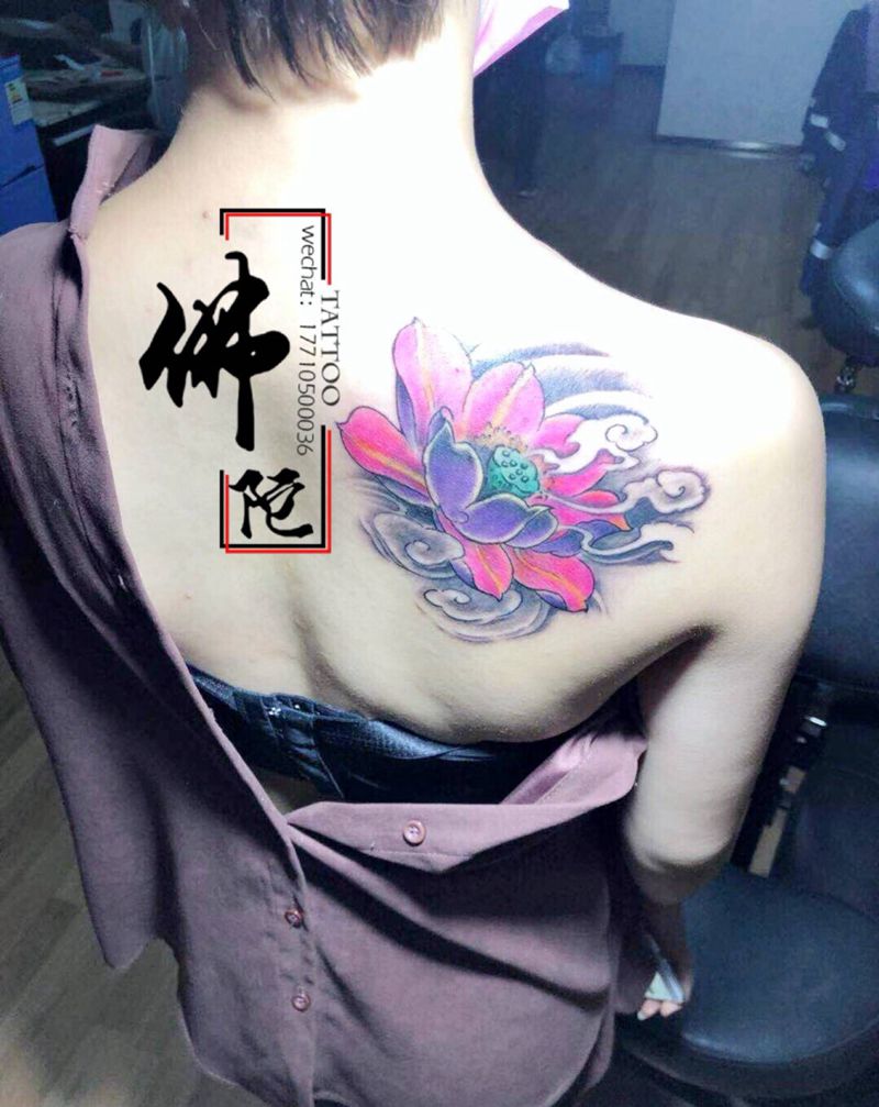 荷花纹身图片_肩部新传统纹身图案