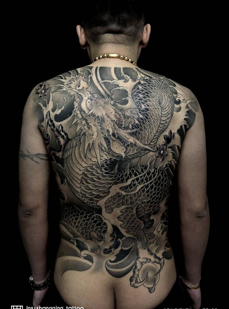 龙纹身图片_背部纹身图案