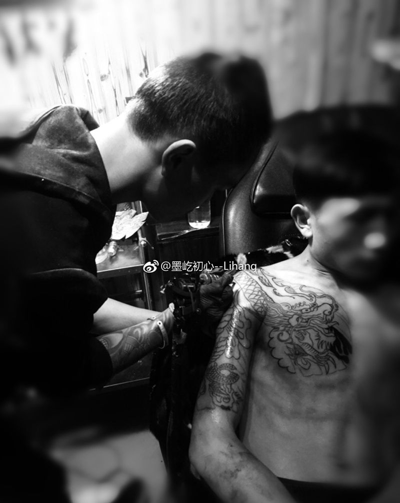 半甲龙纹身图片_肩部胸部新传统老传统龙半甲纹身图案