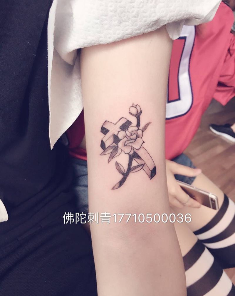 大臂十字架纹身图片_成品手稿手臂清新几何宁夏银川文身 纹身图案