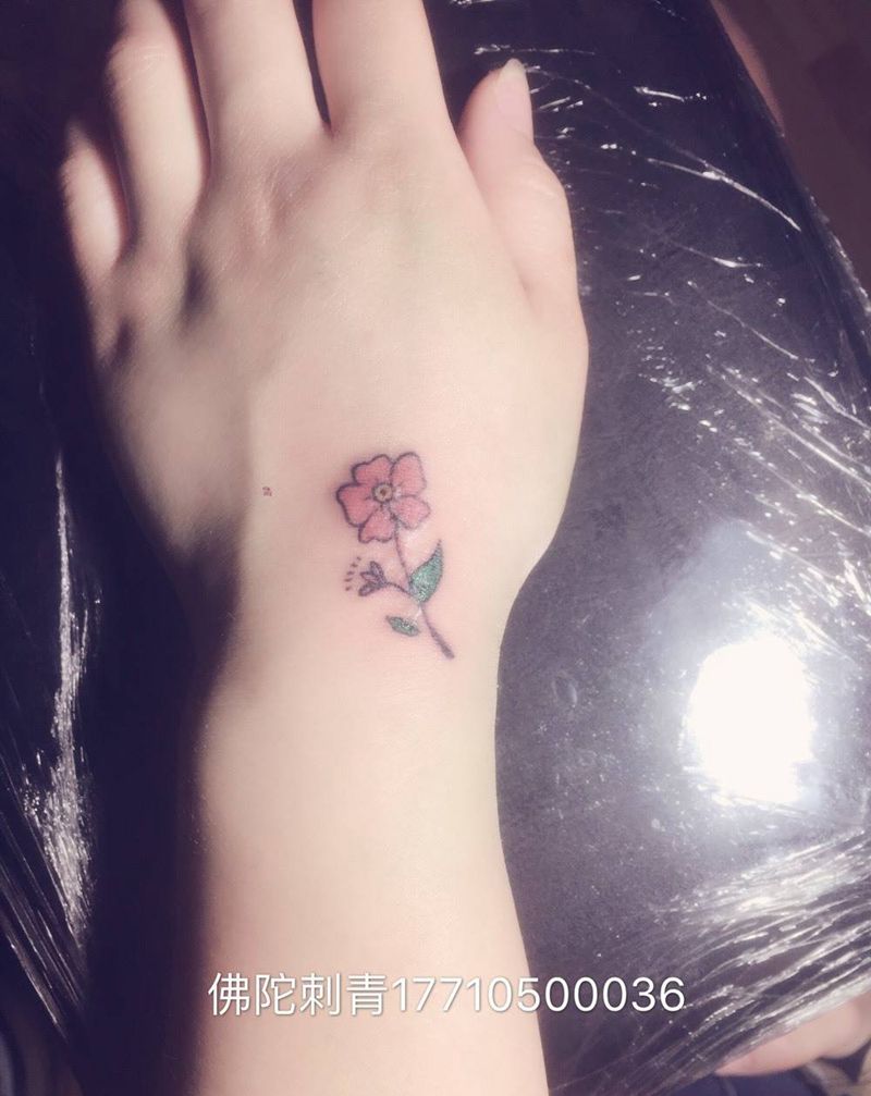 手腕小花纹身图片_成品手稿手部清新植物宁夏银川中国纹身图案
