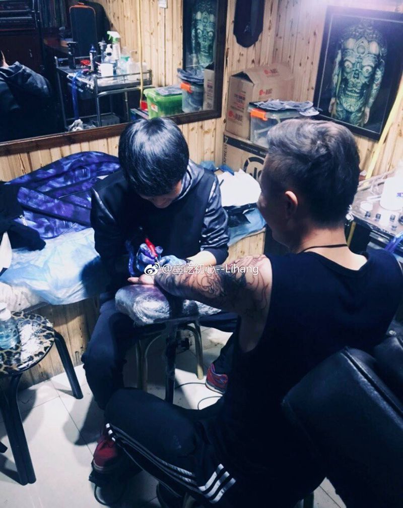 荷花纹身图片_手臂新传统黑灰荷花纹身图案