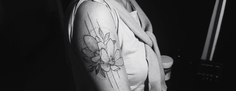 素花纹身图片_手臂点刺纹身图案