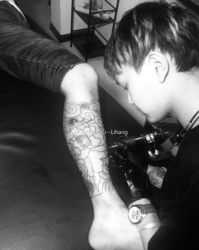 牡丹花云纹身图片_腿部新传统牡丹祥云纹身图案