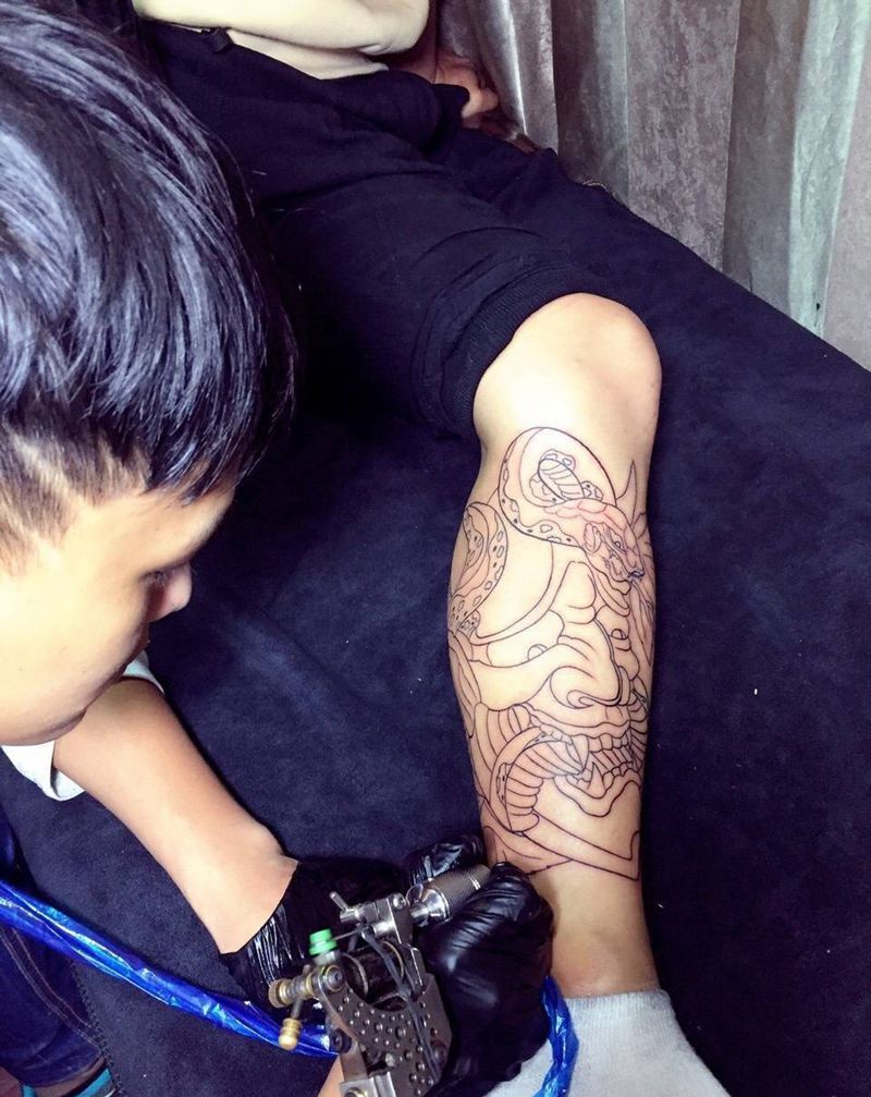 般若戏蛇纹身图片_腿部传统鬼神人物纹身图案