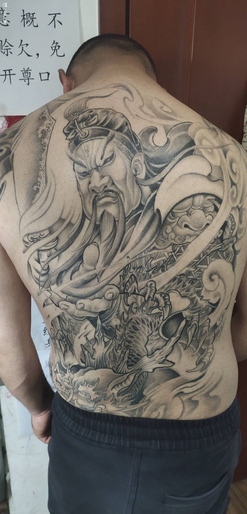 满背关二爷恢复1年后的效果纹身图片_背部新传统纹身图案