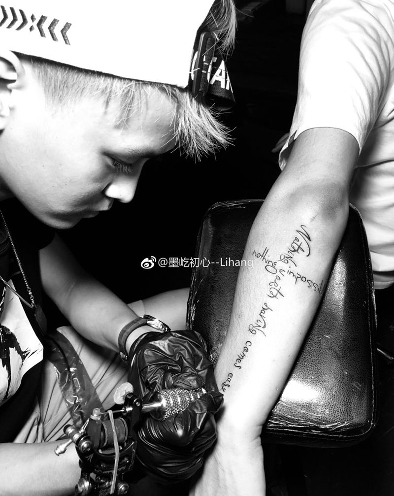 字母纹身图片_手臂花体字字母印纹身图案