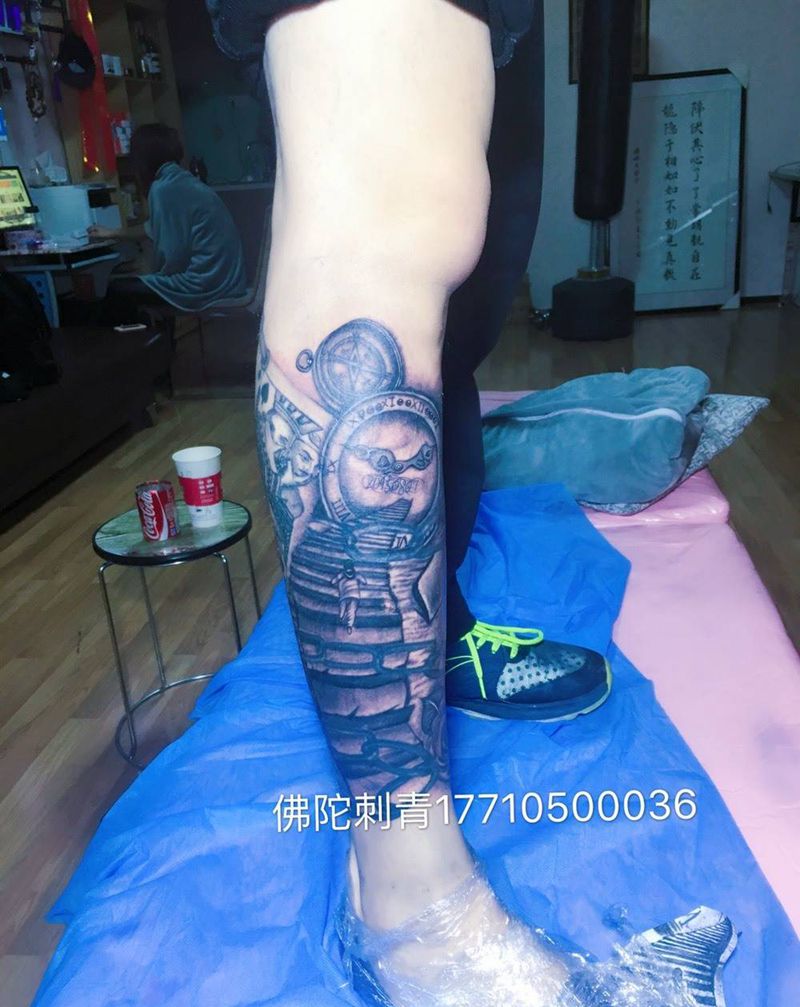 方向纹身图片_成品手稿背部欧美人物几何银川文身 宁夏学习纹身图案