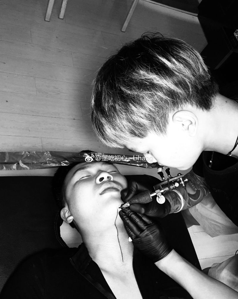 死亡射线纹身图片_颈部几何纹身图案