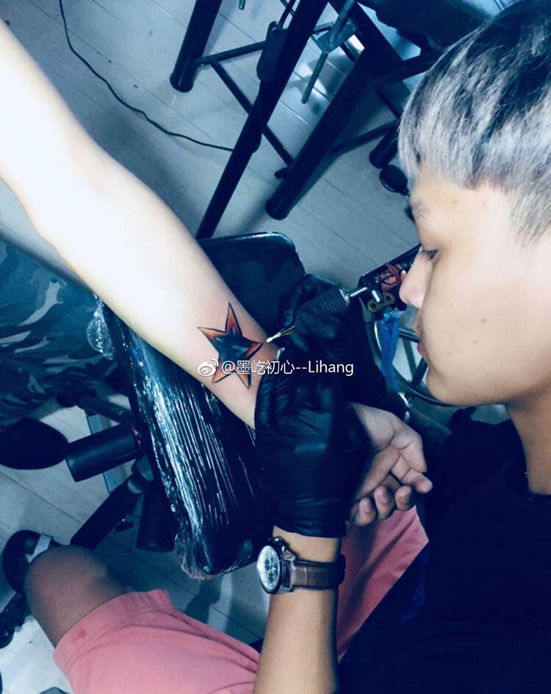 遮盖纹身图片_手臂水彩遮盖纹身图案