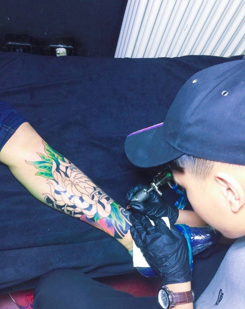 小腿菊花纹身图片_腿部传统纹身图案