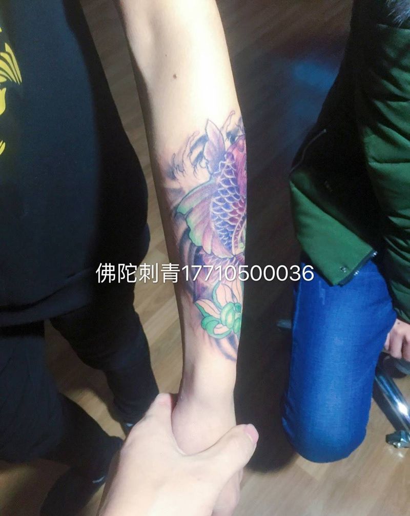 小臂包锦鲤纹身图片_成品手稿手臂传统动物植物银川宁夏纹身图案