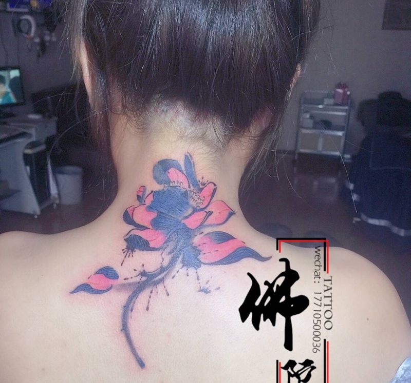 荷花纹身图片_颈部新传统水墨荷花纹身图案