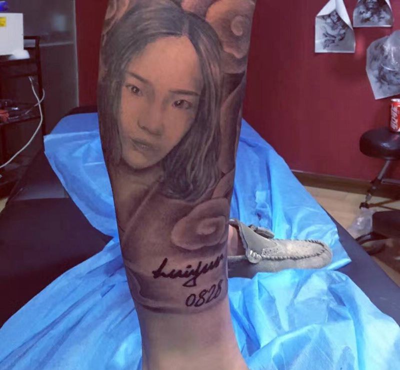 小腿肖像纹身图片_成品腿部肖像写实清新人物情侣静物欧美纹身图案