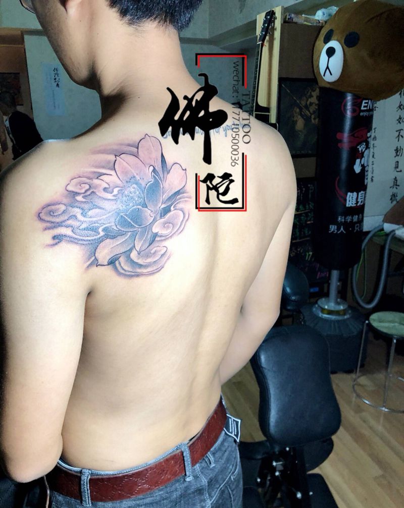 荷花纹身图片_肩部新传统纹身图案