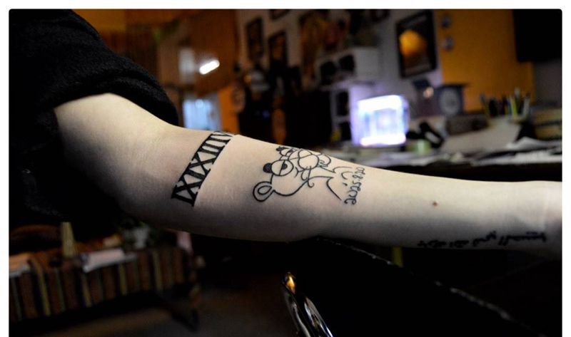 字母粉红豹纹身图片