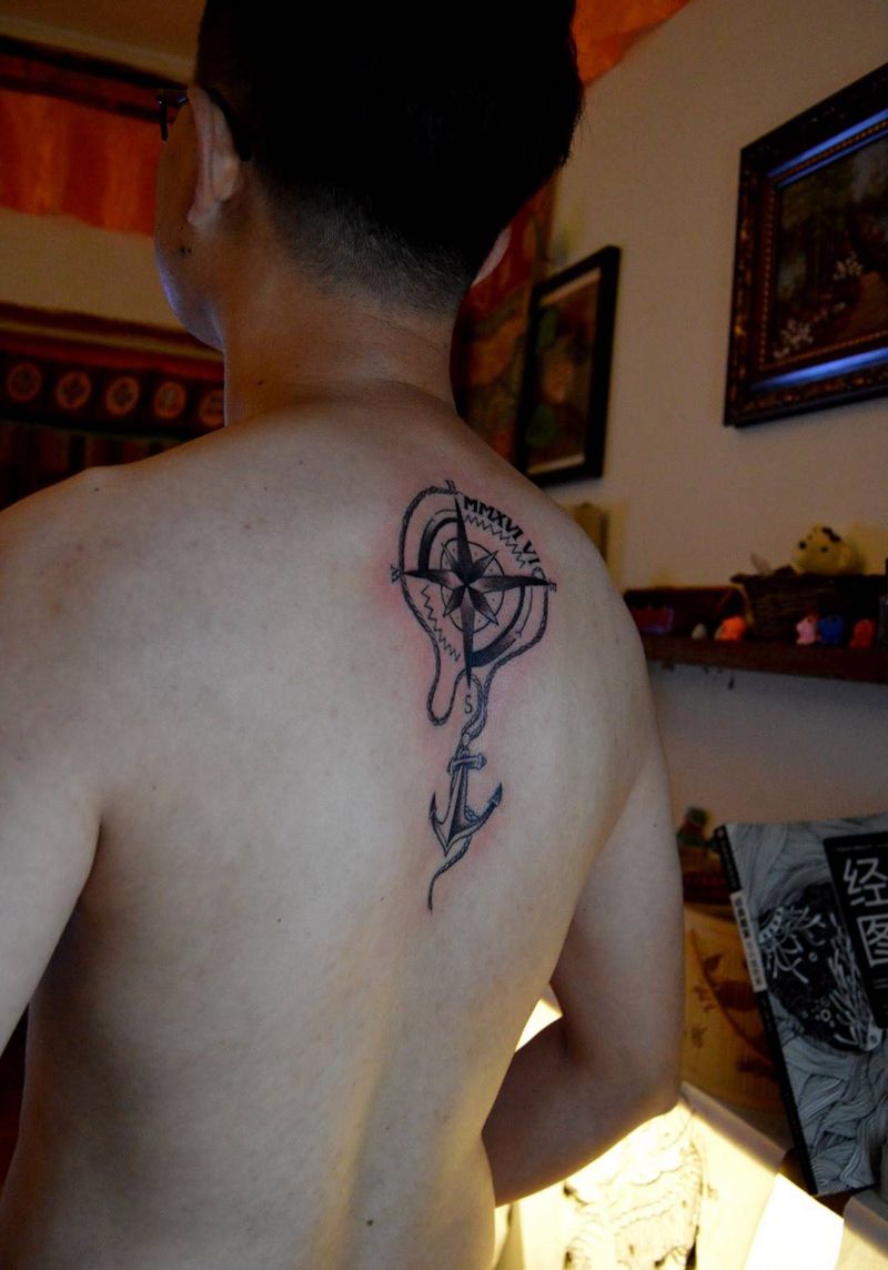 指南针纹身图片_手稿背部欧美字符几何原创纹身图案