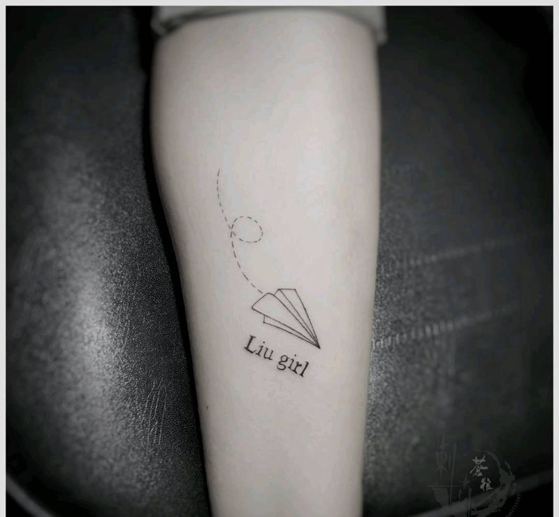 纸飞机纹身图片_脚部纹身图案