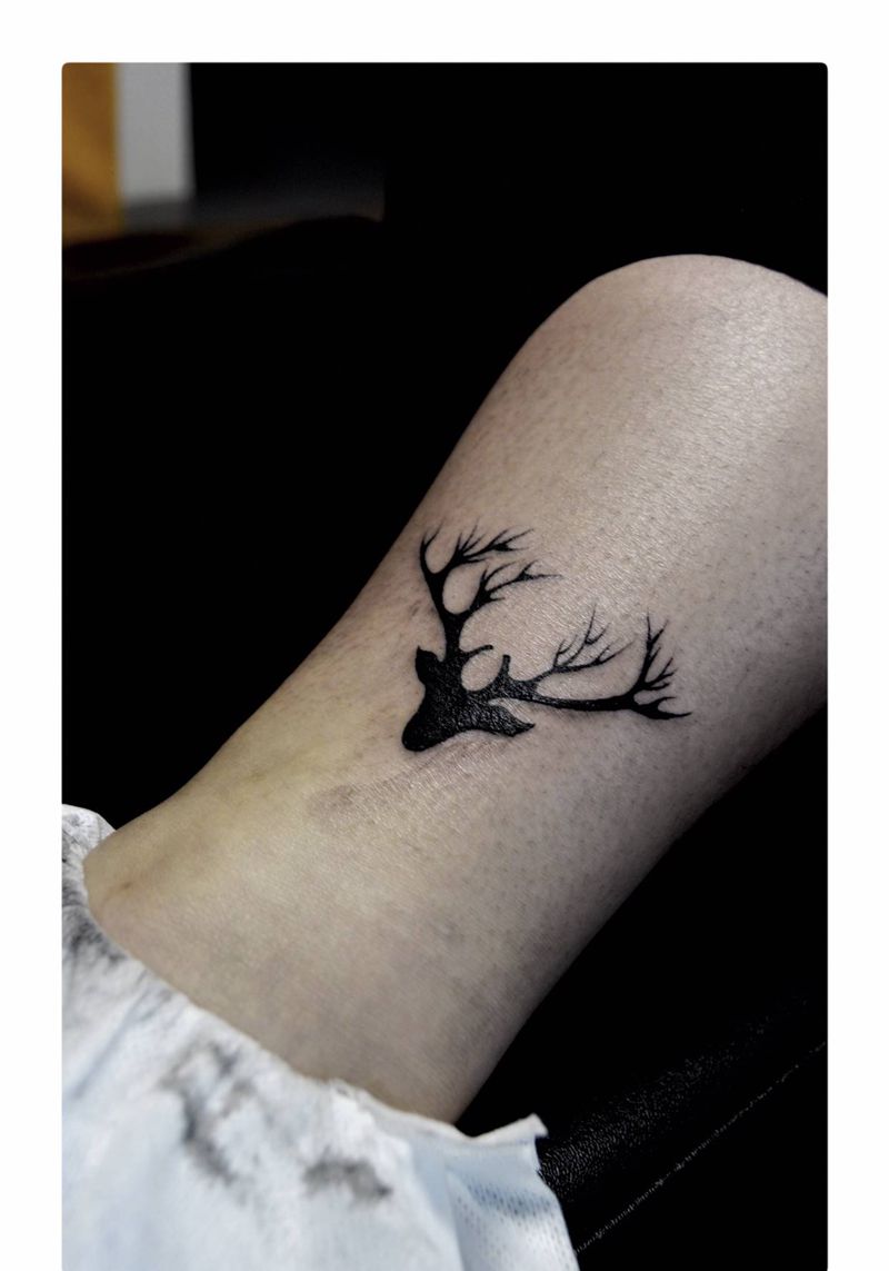 鹿纹身图片_腿部图腾纹身图案