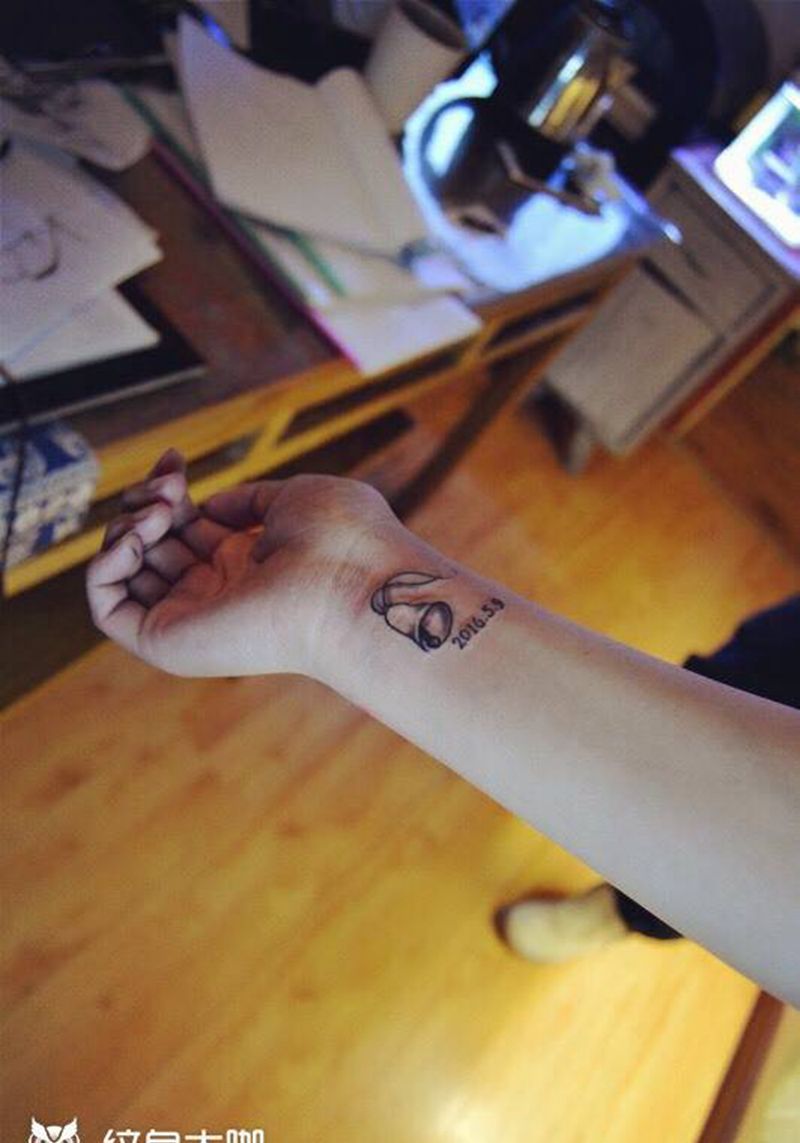 小铃铛纹身图片_手稿手臂清新纹身图案