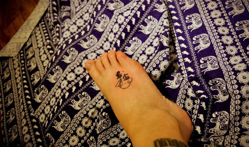 思念纹身图片_成品脚部写实字符几何纹身图案