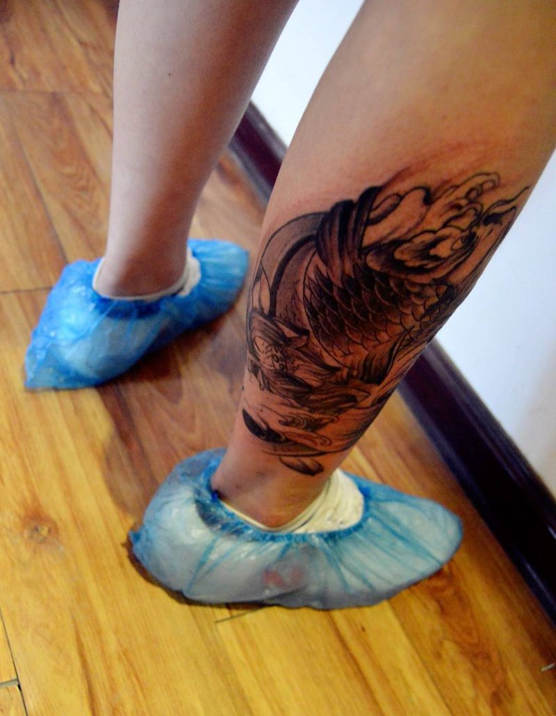 小腿鲤鱼完成纹身图片_成品腿部传统动物纹身图案