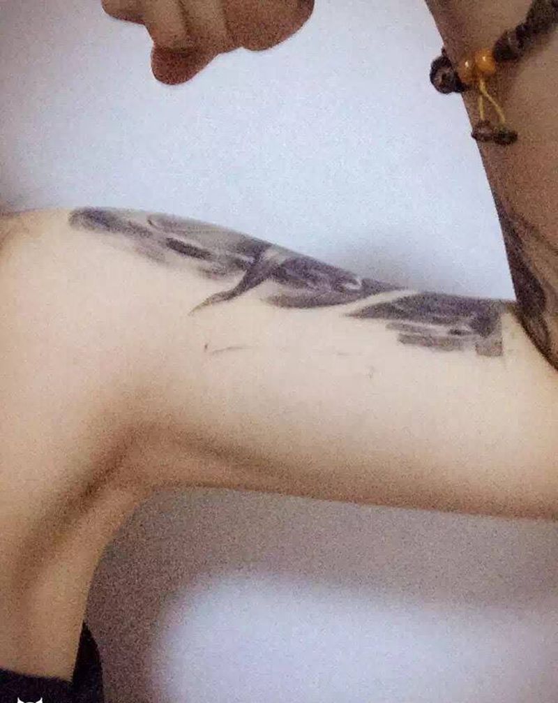 工作之余练练肌肉纹身图片