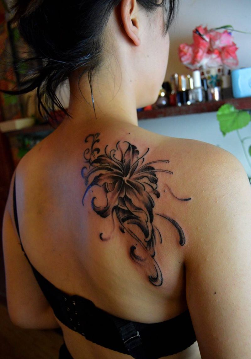 彼岸花纹身图片_成品手稿背部清新写实传统植物纹身图案