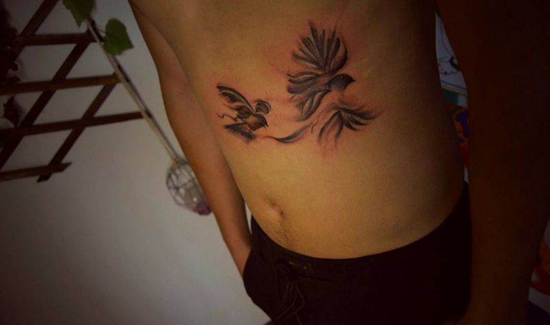 像形燕子遮盖纹身图片_手稿腹部传统动物纹身图案