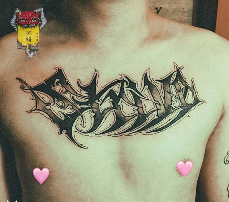 花体字纹身图片_胸部花体字纹身图案