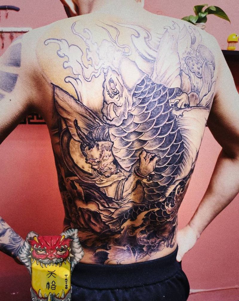 满背鲤鱼纹身图片_背部新传统纹身图案