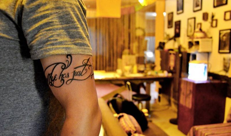 臂环字母纹身图片