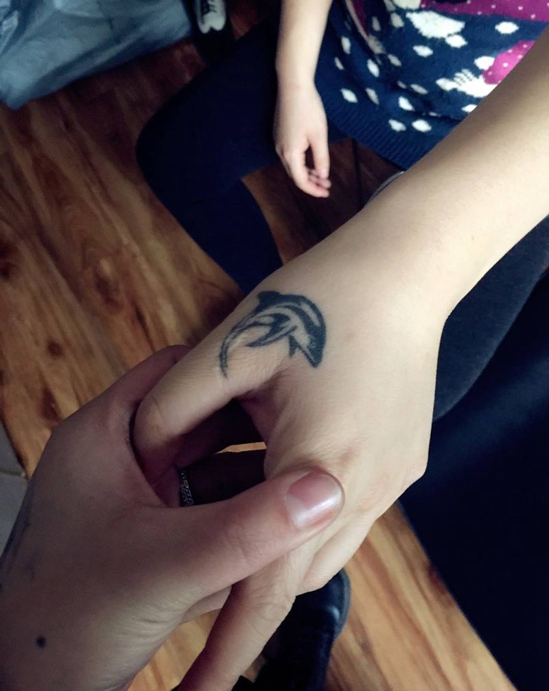 遮盖海豚纹身图片_手稿手部欧美植物纹身图案