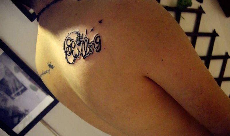 情侣同款字母纹身图片_手稿背部字符清新纹身图案