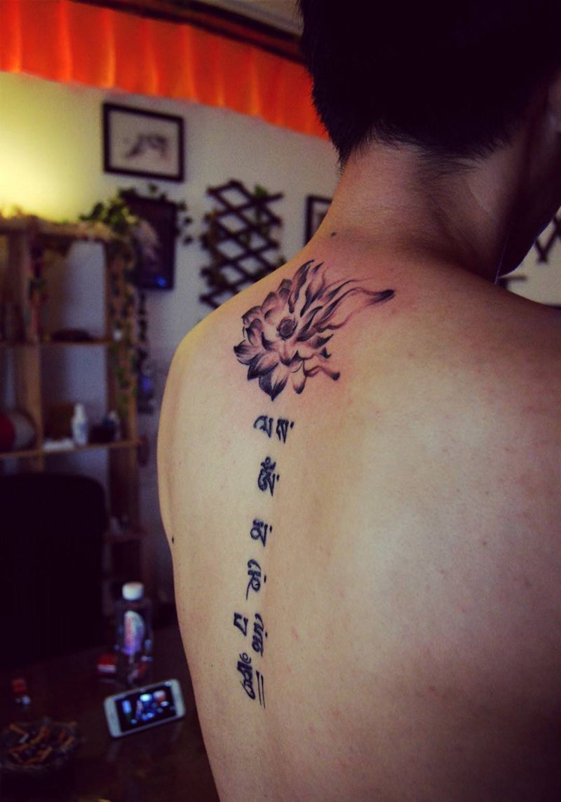 梵文莲花纹身图片_成品手稿背部传统字符植物纹身图案