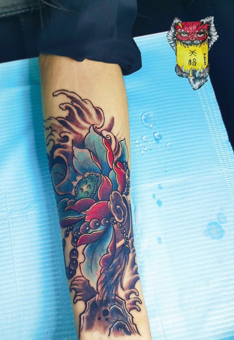 荷花纹身图片_腿部新传统纹身图案