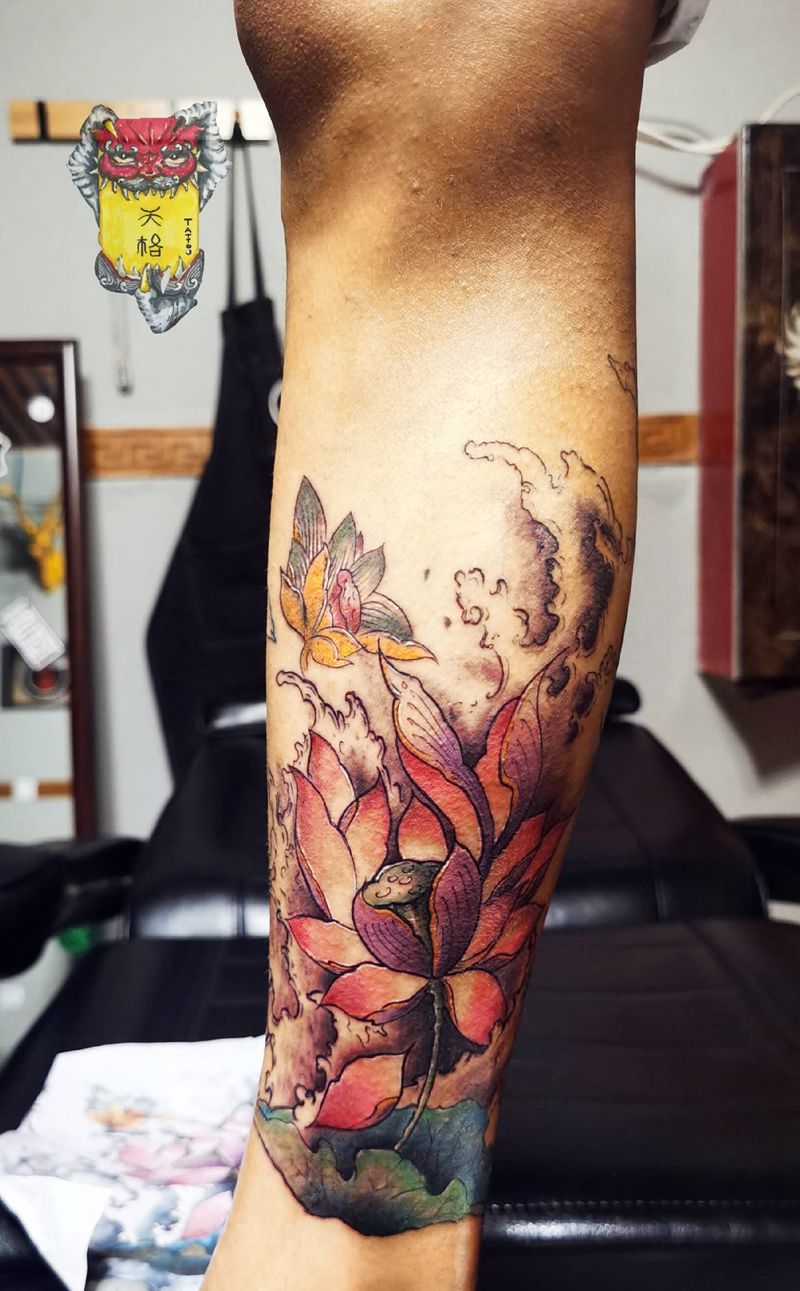 荷花纹身图片_腿部新传统纹身图案