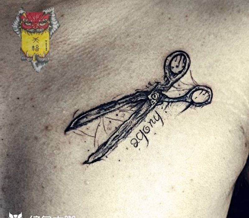 剪刀纹身图片_胸部纹身图案