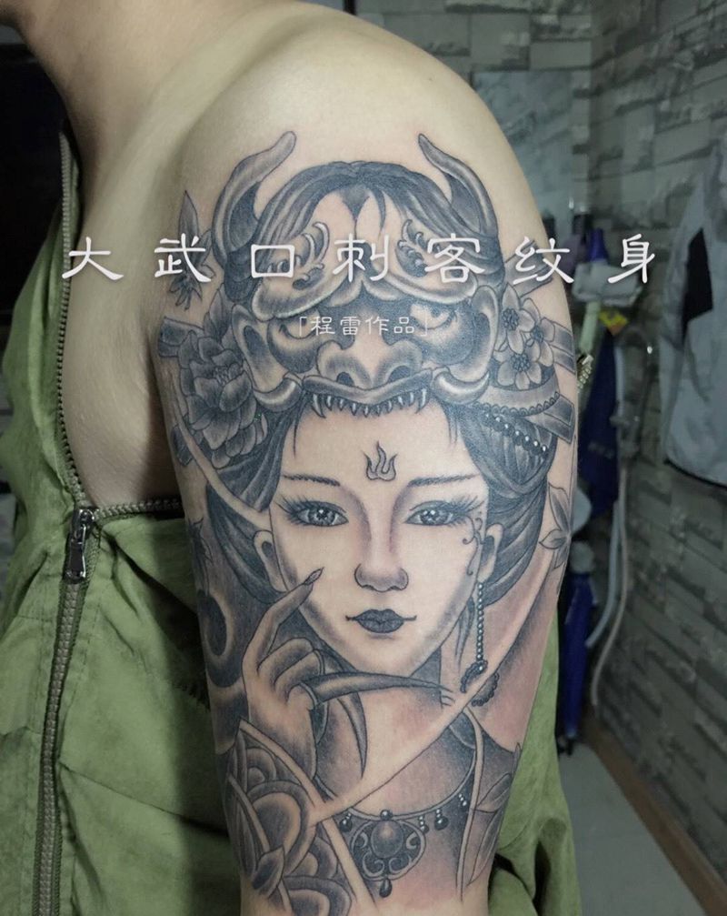 刚做的大美妞儿纹身图片