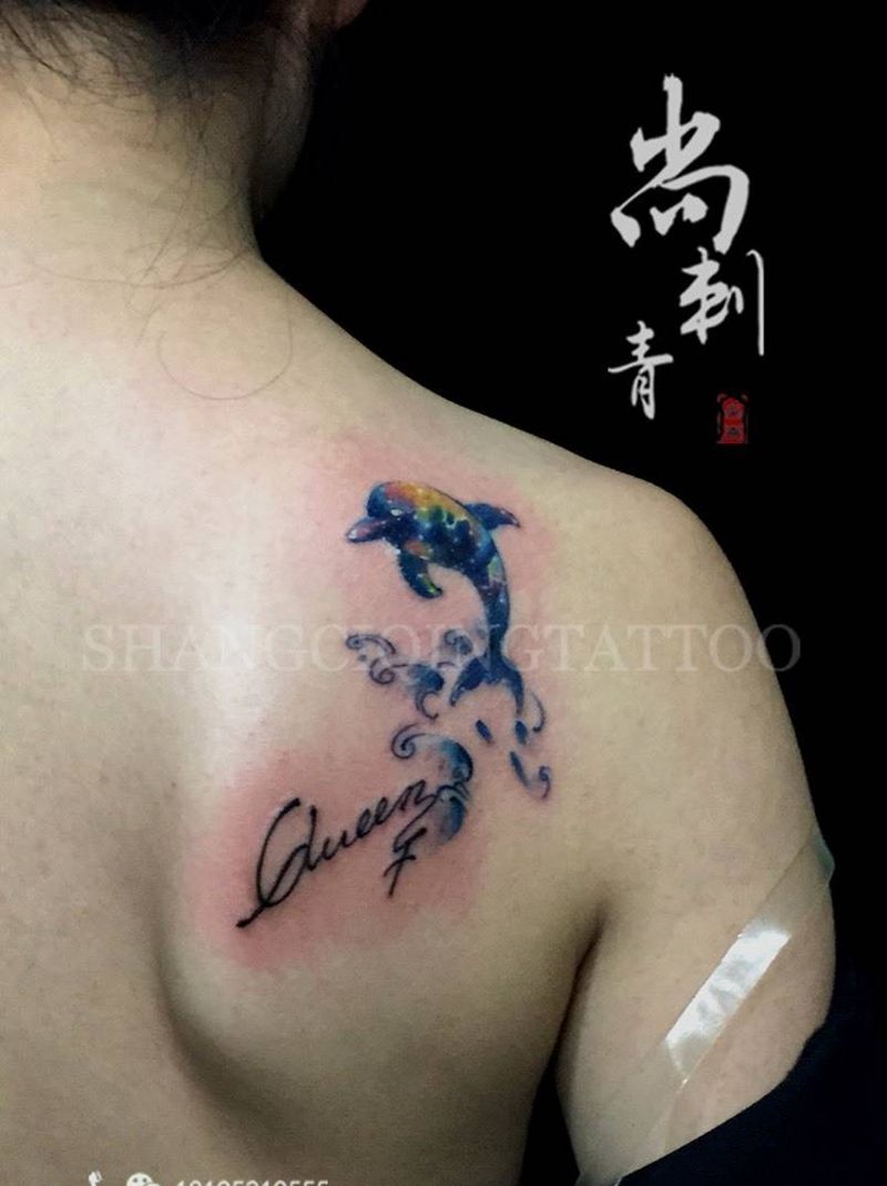 星空海豚纹身图片_成品背部欧美清新动物原创纹身图案