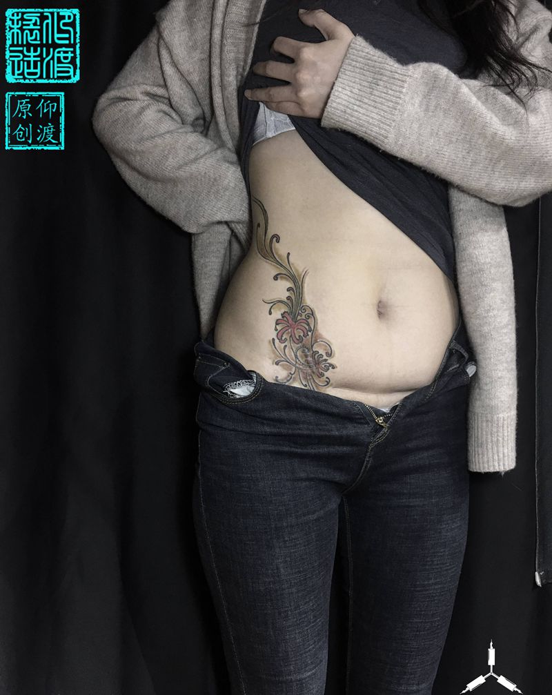 彼岸花疤痕遮盖／仰渡刺青纹身图片_腹部原创疤痕遮盖纹身图案