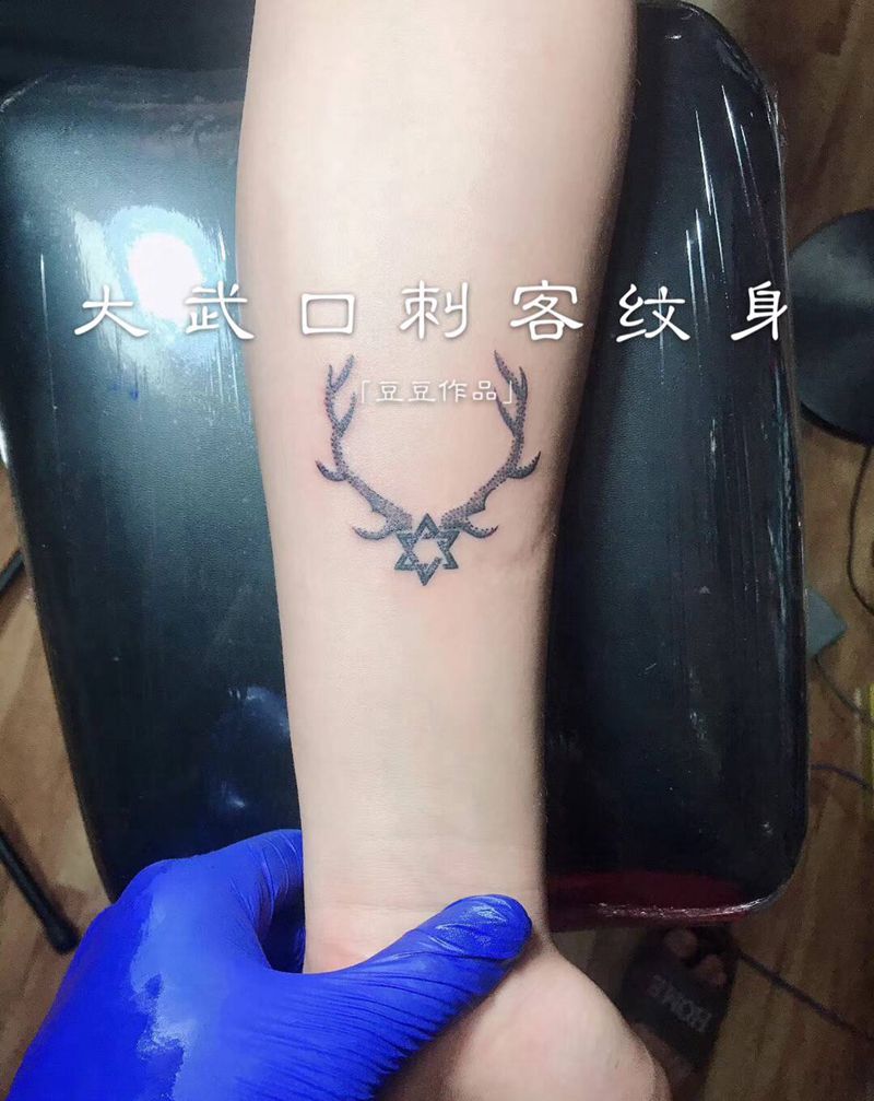 点刺纹身图片_手臂纹身图案