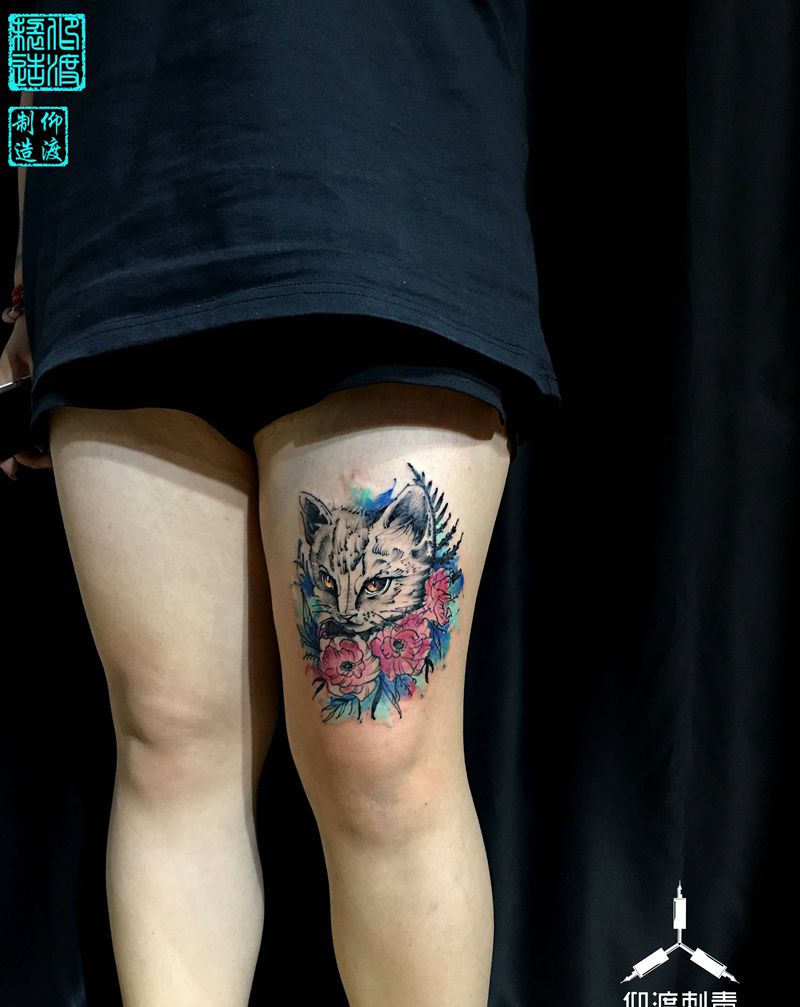 水彩猫咪纹身图片_腿部水彩纹身图案