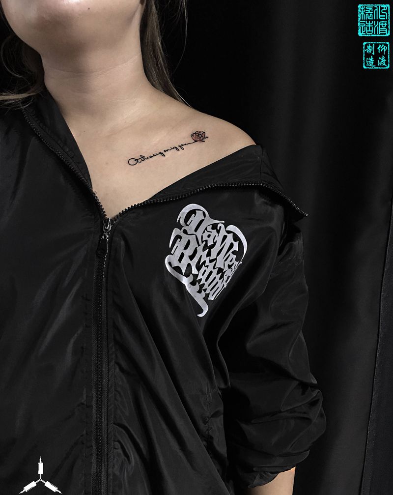 小清新／字母y纹身图片_胸部小清新字母纹身图案