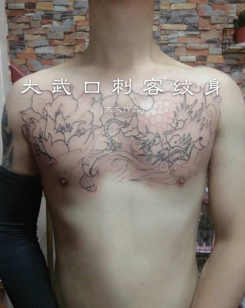 花胸，线条纹身图片_胸部纹身图案