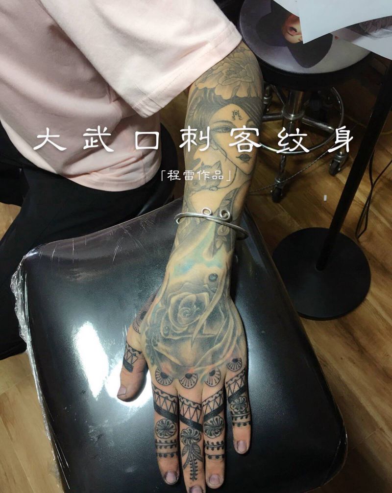 花指纹身图片_手部纹身图案