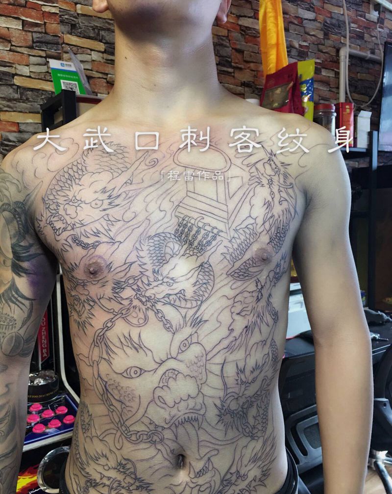 九龙拉棺纹身图片_胸部腹部纹身图案