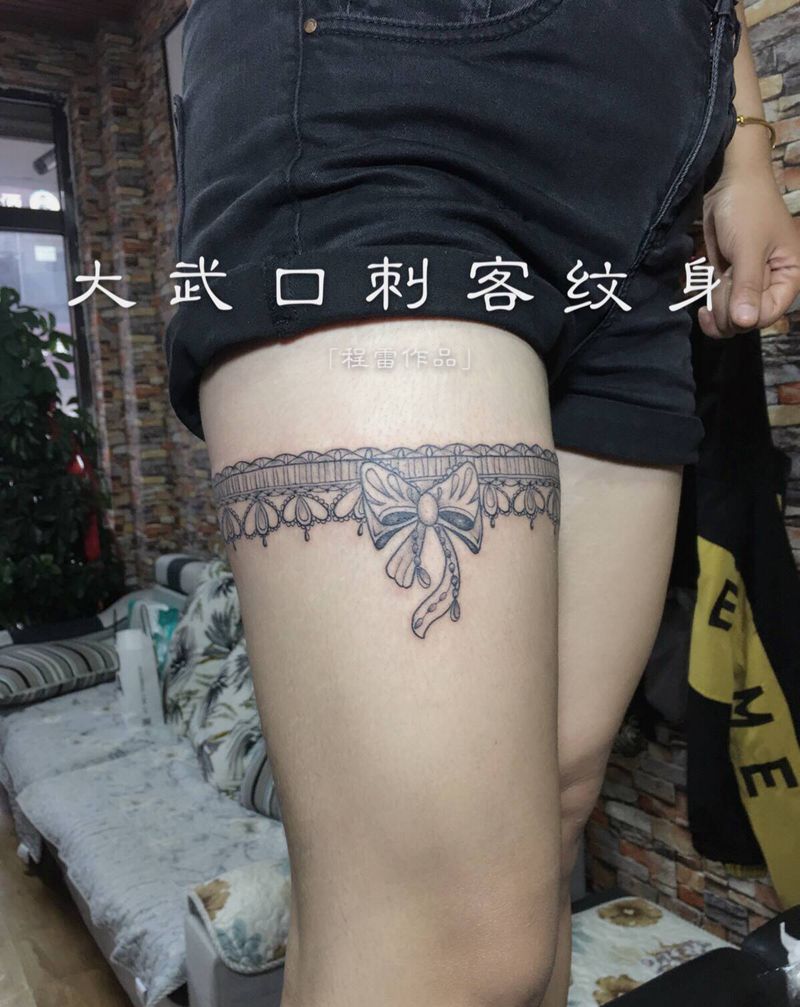 蕾丝纹身图片_腿部纹身图案