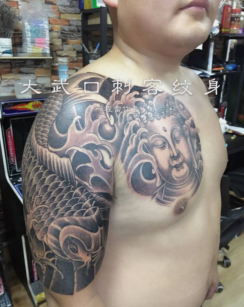 半甲遮盖纹身图片_肩部胸部纹身图案