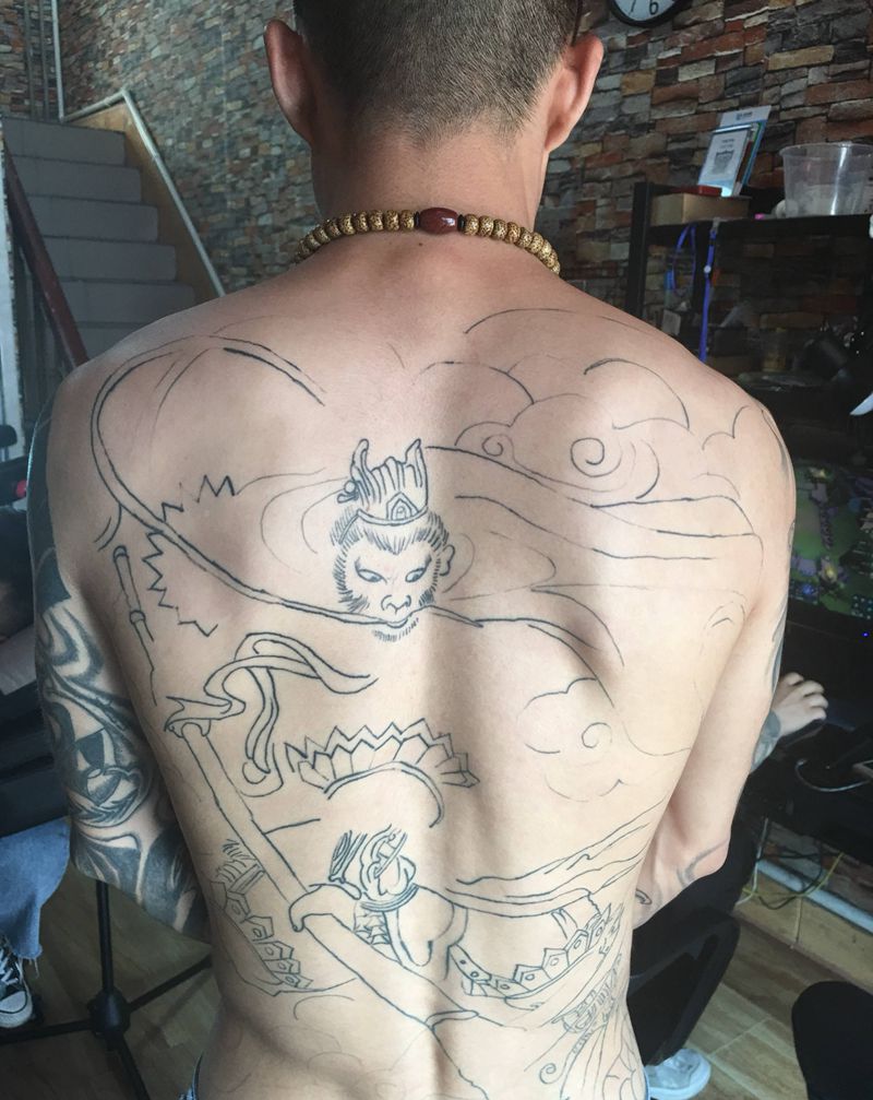 满背修改第一回合纹身图片_背部纹身图案